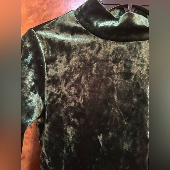 Very cool green velvet top with back cut out - Picture 2 of 7